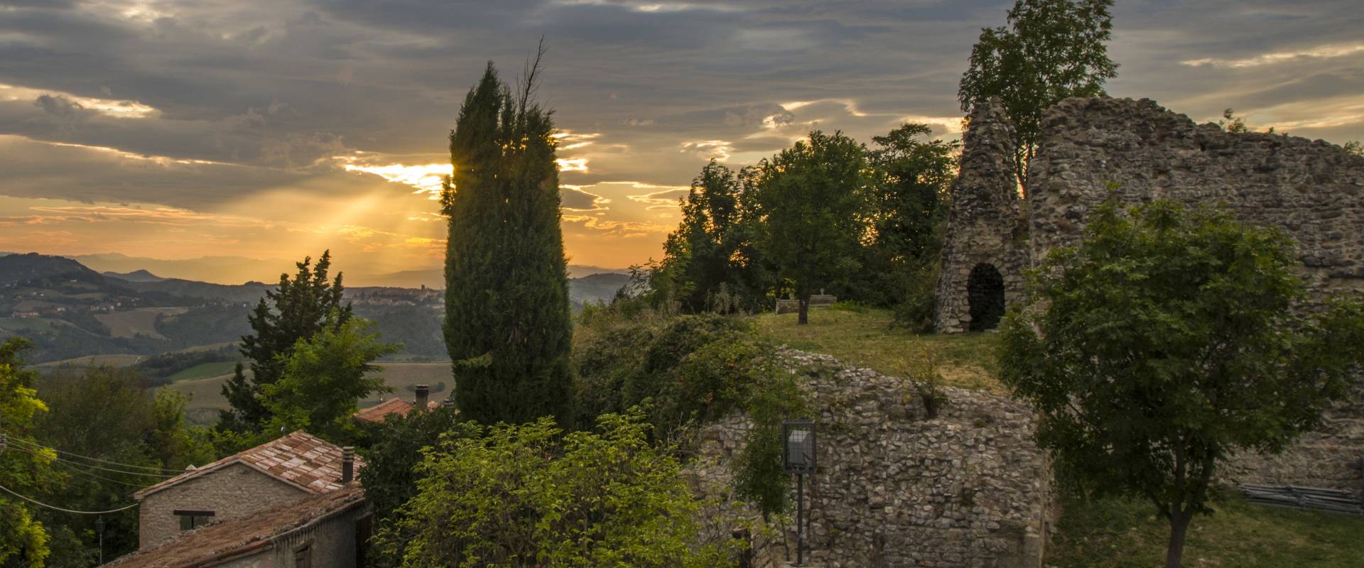 S.Giovanni in Galilea, resti della Rocca Malatestiana, al tramonto foto di Marco della pasqua